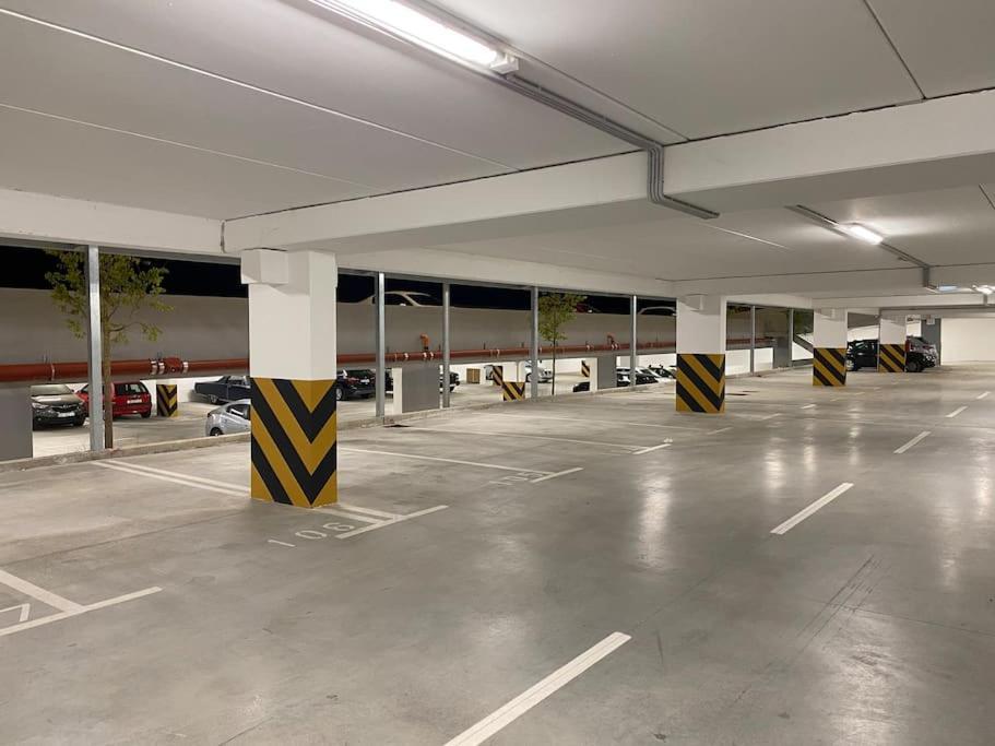 New Modern Apt Near Old Town - Private Parking زادار المظهر الخارجي الصورة